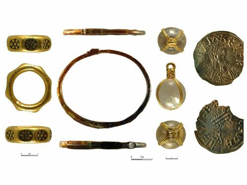 An image showing the gold rings, gems and coins from a Viking Hoard found in Herefordshire
