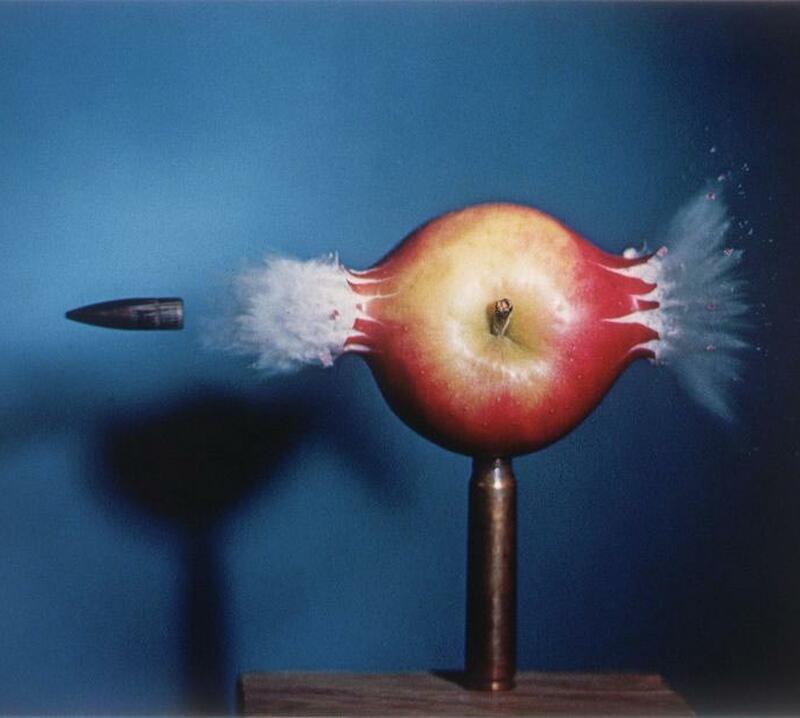 Harold Edgerton – Bullet through apple (1964) © Courtesy of MITMuseum, Cambridge, Massachusetts, USA